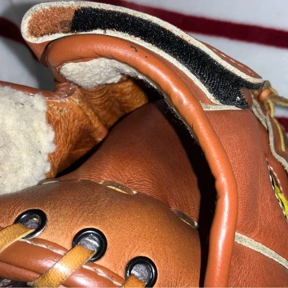 EUC, WILSON BASEBALL / SOFTBALL GLOVE. R-throw. - Picture 10 of 16